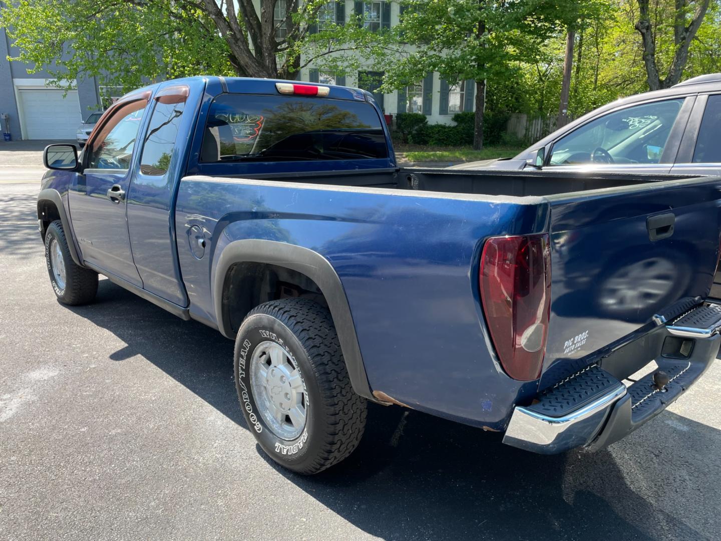 2005 blue Chevrolet Colorado LS Z71 Ext. Cab 4WD (1GCDT196758) with an 3.5L L5 DOHC 20V engine, located at 101 N. Main Street, Muncy, PA, 17756, (570) 546-5462, 41.207691, -76.785942 - Photo#2